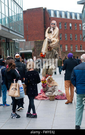 Gli artisti di strada di eseguire un bilanciamento atto a Exeter High street, Regno Unito Foto Stock