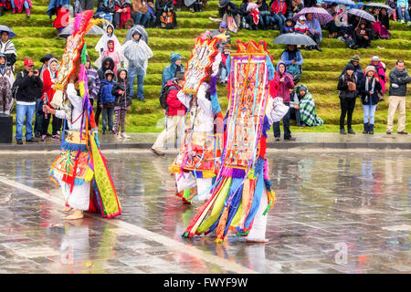 Ingapirca, Ecuador - 20 Giugno 2015: Unidentified gruppo costituito da tre uomini vestiti in costumi tradizionali celebrando Foto Stock
