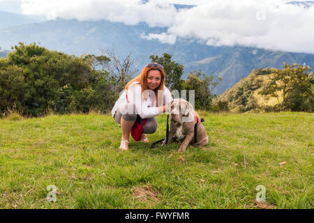 Giovane Biondo a una passeggiata con il Mastino Napoletano cucciolo Foto Stock