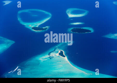 Vista aerea di atolli nell'oceano, Maldive Foto Stock