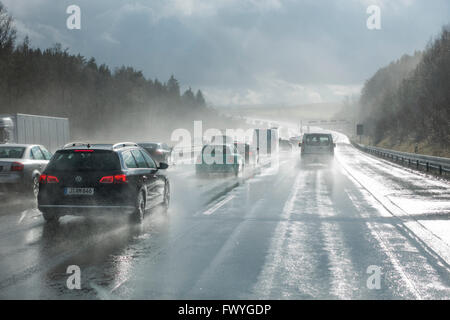 Vetture il sorpasso sotto la pioggia, la scarsa visibilità, autostrada A9, Turingia, Germania Foto Stock