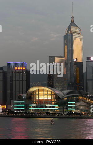 Skyline con il Centro Convegni ed Esposizioni di Hong Kong ed il grattacielo Central Plaza, crepuscolo, Wan Chai district Foto Stock