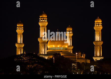 Vista notturna di Jame'asr Hassanal Bolkiah moschea, Bandar Seri Begawan, Brunei Foto Stock