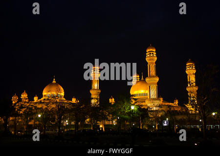 Vista notturna di Jame'asr Hassanal Bolkiah moschea, Bandar Seri Begawan, Brunei Foto Stock