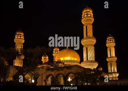 Vista notturna di Jame'asr Hassanal Bolkiah moschea, Bandar Seri Begawan, Brunei Foto Stock