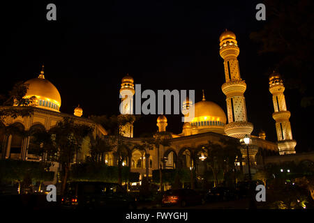 Vista notturna di Jame'asr Hassanal Bolkiah moschea, Bandar Seri Begawan, Brunei Foto Stock