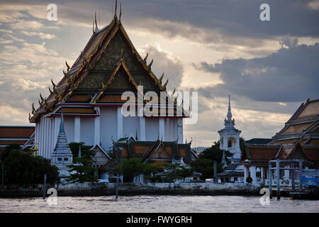 Wat Kalayanamitr lungo del Fiume Chao Praya, Bangkok, Thailandia Foto Stock