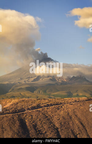 Il vulcano Cotopaxi giorno violenta esplosione, Sud America Foto Stock