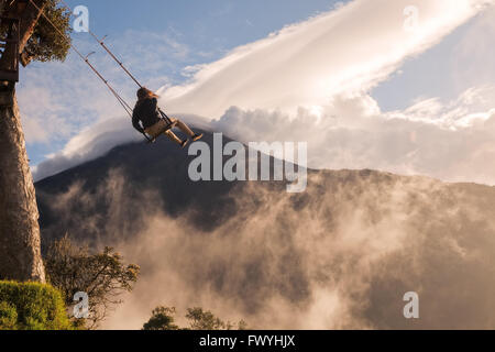 Giovane ragazza caucasica facendo un giro sull'altalena situato a Casa Del Arbol, Sud America Foto Stock