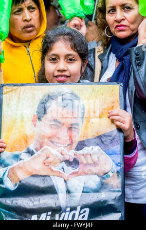 Banos de Agua Santa - 29 Novembre 2014: buon popolo latinoamericano sono accoglienti il presidente dell'Ecuador, Rafael Corea Foto Stock