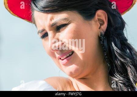 Banos de Agua Santa - 29 novembre : Adulto Donna Incinta festeggia il Carnevale per le strade di Banos de Agua Santa Foto Stock