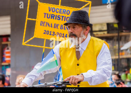 Banos de Agua Santa, - 29 Novembre 2014: Anziani e sperimentato portavoce per le strade del Sud America In Banos Foto Stock