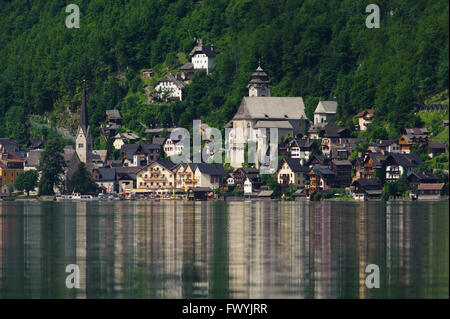 Hallstatt - villaggio storico presso la banca di Hallstätter vedere Foto Stock