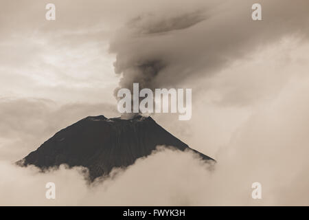 Potente piroclastici esplosione oltre il vulcano Tungurahua, febbraio 2016, Sud America Foto Stock