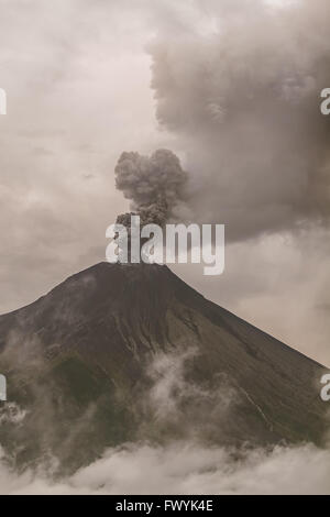 Vista del vulcano Tungurahua Forte esplosione al tramonto, febbraio 2016, Sud America Foto Stock