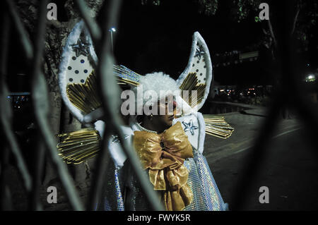 Interprete del Carnevale di Rio in corrispondenza della zona di concentrazione in attesa di parata. Gli artisti interpreti o esecutori medicazione fino al concentrationa rea. Foto Stock