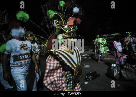 Interprete del Carnevale di Rio in corrispondenza della zona di concentrazione in attesa di parata. Gli artisti interpreti o esecutori medicazione fino al concentrationa rea. Foto Stock