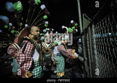 Interprete del Carnevale di Rio in corrispondenza della zona di concentrazione in attesa di parata. Gli artisti interpreti o esecutori medicazione fino alla zona di concentrazione. Foto Stock