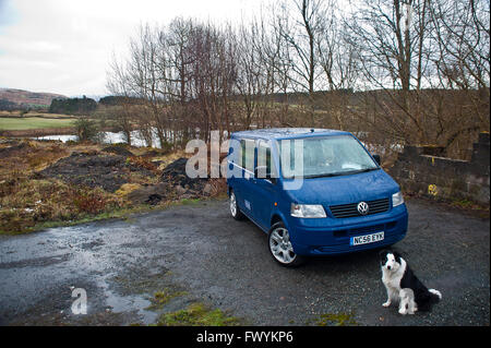 T5, transporter, vanlife, avventura, automobile blu, Gran Bretagna, bus, Scozia, cane, collie, k9, VW Combi, holiday,campeggio selvaggio Foto Stock