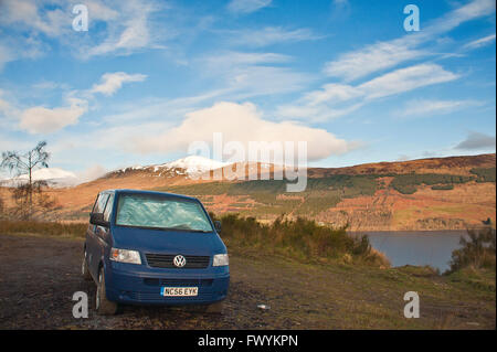 T5, transporter, vanlife, new age, avventura, automobile, automotive, blu, Gran Bretagna, bus, Scozia, VW, Loch Tay, combi, Foto Stock