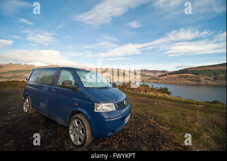 T5, transporter, vanlife, new age, avventura, automobile, automotive, blu, Gran Bretagna, bus, Scozia, VW, Loch Tay, combi, Foto Stock