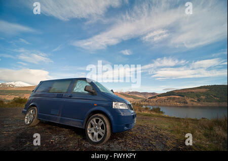 T5, transporter, vanlife, new age, avventura, automobile, automotive, blu, Gran Bretagna, bus, Scozia, VW, Loch Tay, combi, Foto Stock