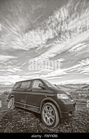 T5, transporter, vanlife, new age, avventura, automobile, automotive, blu, Gran Bretagna, bus, Scozia, VW, Loch Tay, combi, Foto Stock