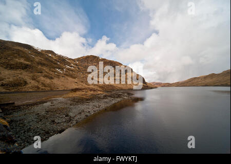 Loch Tay e altipiani scozzesi e le highlands in background vicino a Killin in Scozia Foto Stock