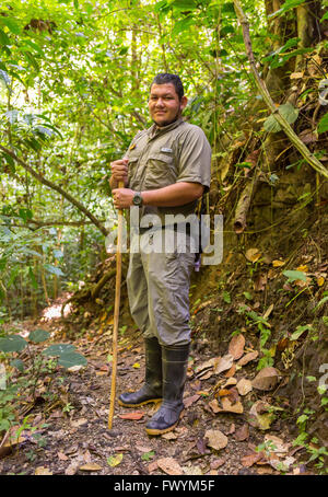 Penisola di OSA, COSTA RICA - Eco-guida turistica nella foresta primaria. Foto Stock