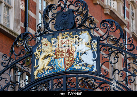 The Royal Coat of Arms of the United Kingdom at the House of Commons, Derby Gate Library Entrance, London England UK Foto Stock