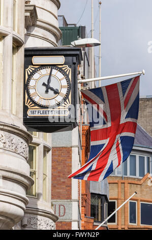 Union Jack flag sul Fleet Street, Londra England Regno Unito Regno Unito Foto Stock