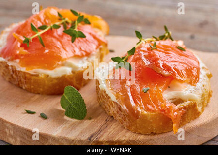 Delizioso sandwich con salmone affumicato Foto Stock