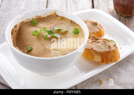 Fegato di pollo pate sul pane e nel recipiente Foto Stock