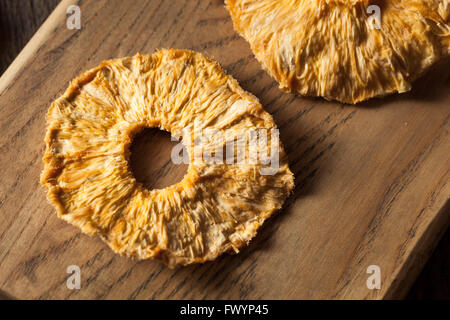 Organico secco fette di ananas pronto a mangiare Foto Stock