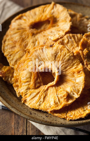 Organico secco fette di ananas pronto a mangiare Foto Stock