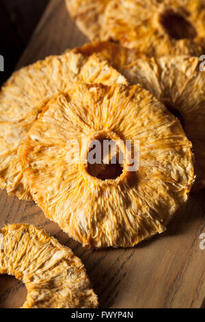 Organico secco fette di ananas pronto a mangiare Foto Stock