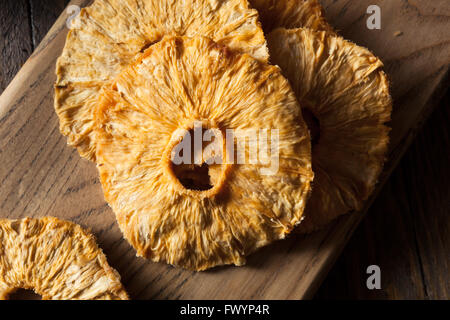 Organico secco fette di ananas pronto a mangiare Foto Stock