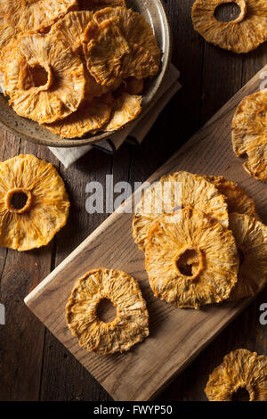 Organico secco fette di ananas pronto a mangiare Foto Stock