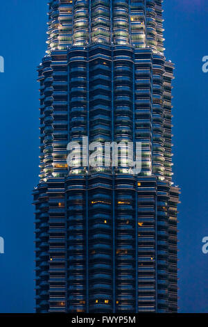 Vista notturna della Petronas Twin Towers, Kuala Lumpur, Malesia Foto Stock