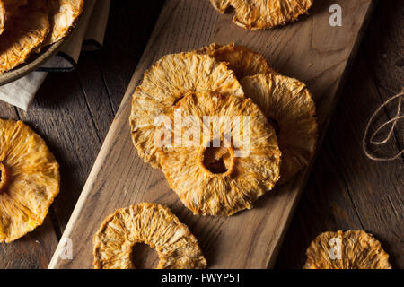 Organico secco fette di ananas pronto a mangiare Foto Stock