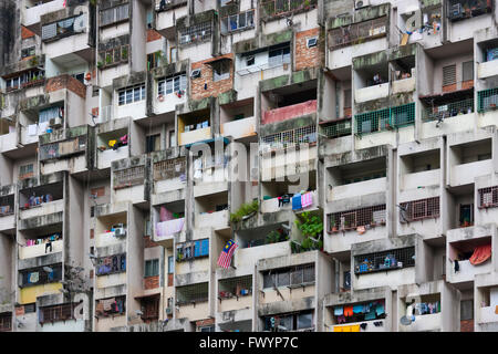 Edificio di appartamenti con servizio lavanderia esterno, Kuala Lumpur, Malesia Foto Stock