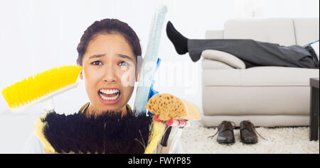 Donna pulizia divano con spazzola a casa Foto stock - Alamy