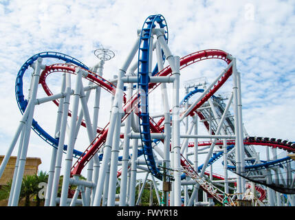 Anello del roller coaster con cielo blu in posizione di parcheggio Foto Stock