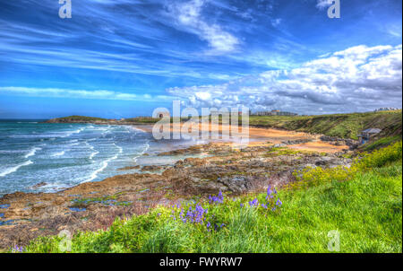 Fistral Beach Newquay Cornwall Regno Unito con bluebells in primavera in colorate hdr con cloudscape best uk ubicazione surf Foto Stock