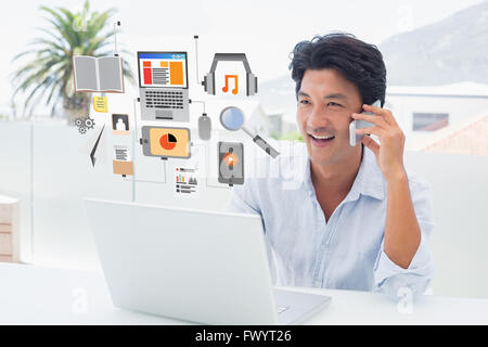 Immagine composita di uomo sorridente con il suo computer portatile e parlando al telefono Foto Stock