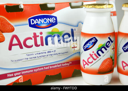 Actimel yogurt probiotici bevanda prodotta dalla società francese Danone Foto Stock