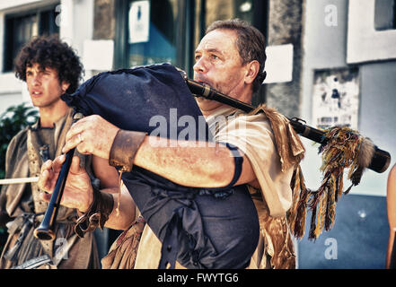 BADAJOZ, Spagna - 25 settembre: tubo in costume uomo partecipante al Almossasa Cultura Festival il 25 settembre 2013 a Badajoz, Foto Stock