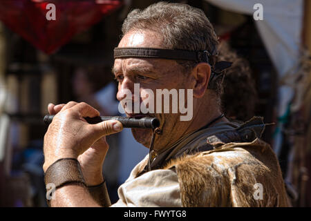 BADAJOZ, Spagna - 25 settembre: flauto in costume uomo partecipante al Almossasa Cultura Festival il 25 settembre 2013 in Badajoz Foto Stock