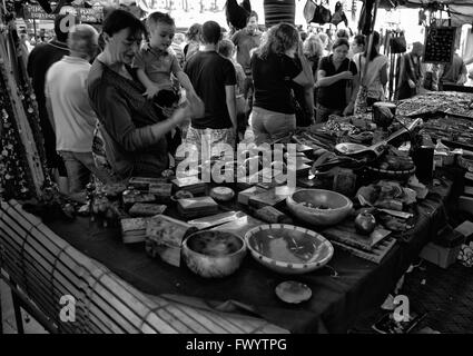 BADAJOZ, Spagna - 25 settembre: i clienti non identificati vicino a tende di arabo tradizionale ceramica presso la cultura Almossasa Fest Foto Stock