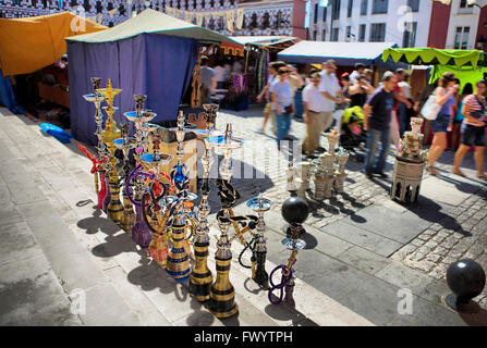 BADAJOZ, Spagna - 25 settembre: i clienti non identificati vicino a tende di arabo tradizionale ceramica presso la cultura Almossasa Fest Foto Stock